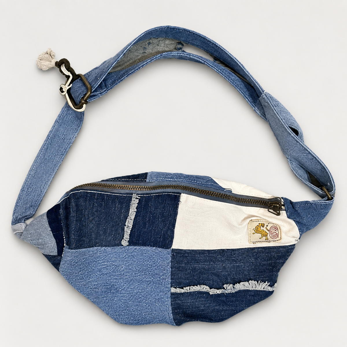 H44 - JEANS POUCH